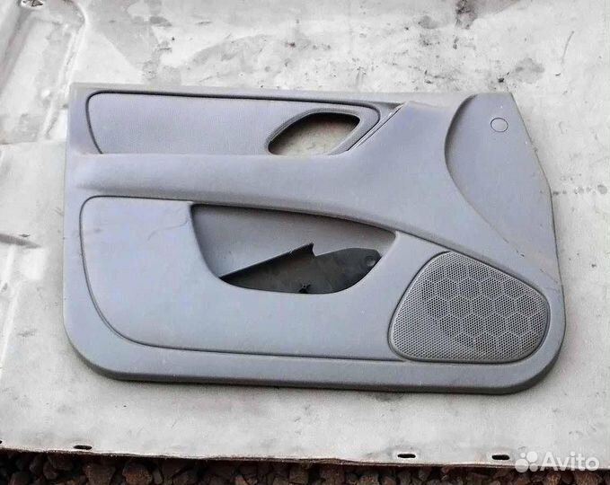 Обшивка двери передней левой Ford Escape 2.0 2003