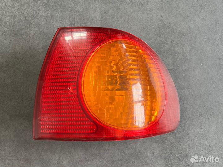 Фонарь задний правый toyota corolla e110