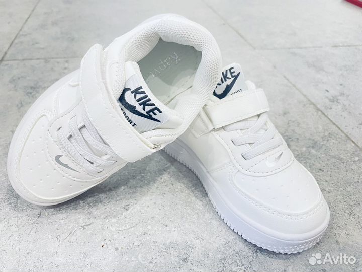 Белые детские кроссовки