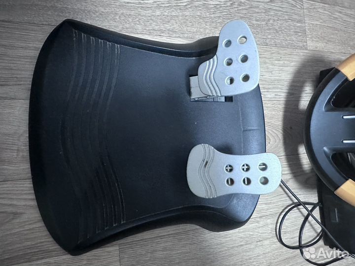 Игровой руль с педалями