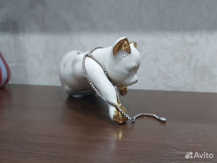 Фигура керамического котика с ошейником из камней