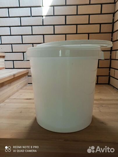 Ведро пластиковое с крышкой