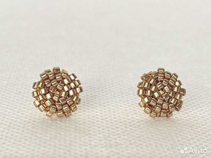 Серьги-пусеты из золотого японского бисера