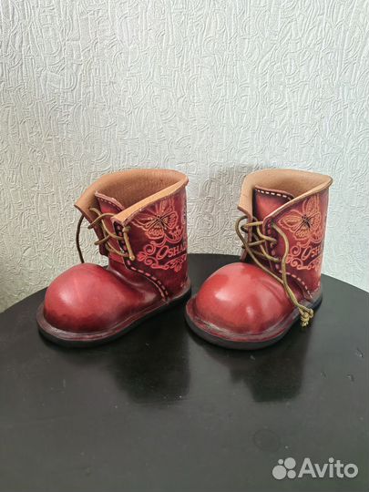 Статуэтка башмак для интерьера из кожи