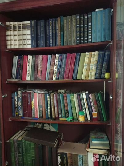 Книжный шкаф