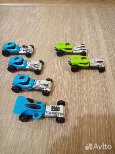 Машинки разные. Много
