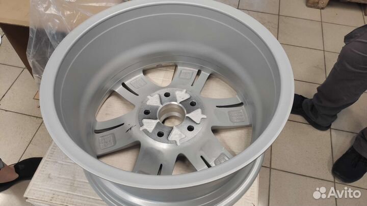 Диск на VW Amarok R17 2H0601025J 8z8