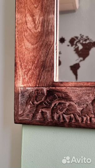 Зеркало в деревянной раме