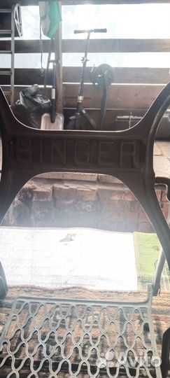 Старинный стол от швейной машинки Сингер