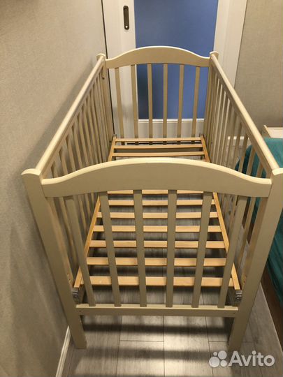 Детская кроватка универсальным маятником и ящиком