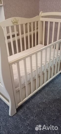 Детская кроватка с маятником и ящиком