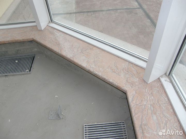 Монтаж подоконников из мрамора