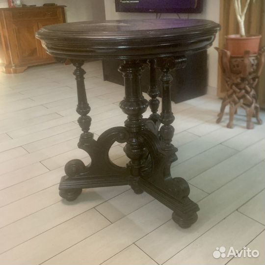 Старинный столик