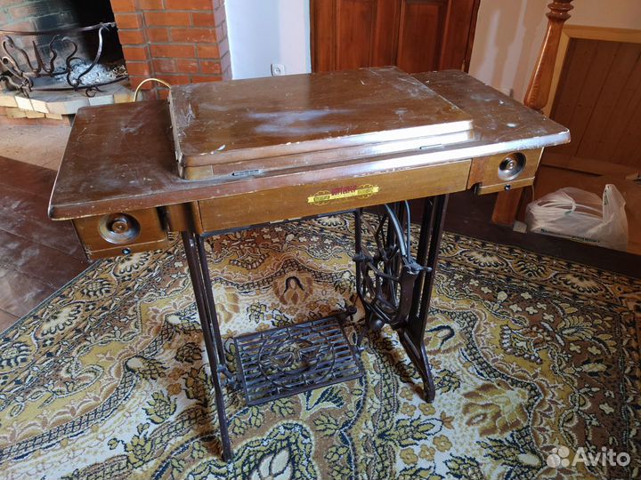 Ножная швейная машинка