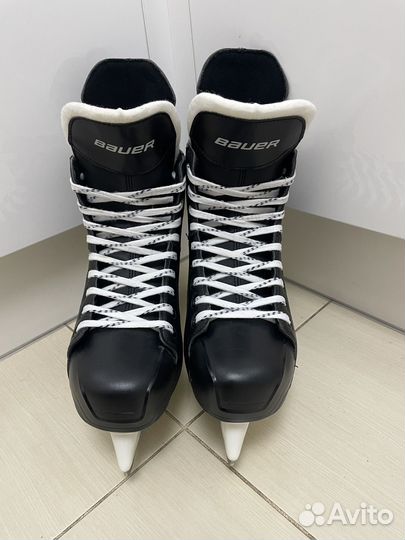 Коньки bauer (44 разм : 10 R) supreme 140