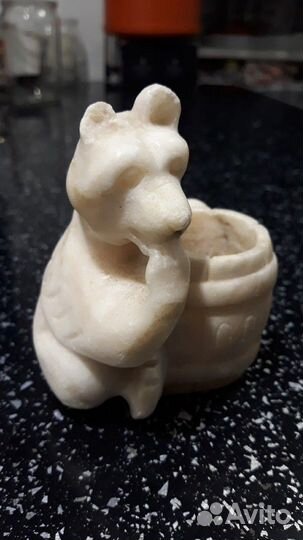 Медведь с бочонком из мрамора