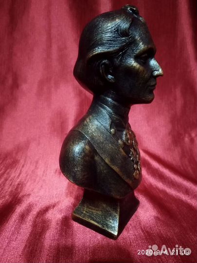 Продаю бюст Суворова