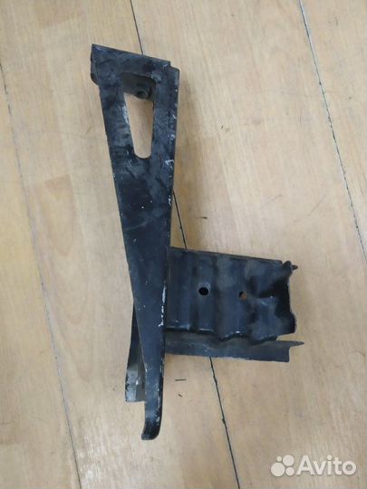 Кронштейн передний правый Opel Corsa D 2006-2010