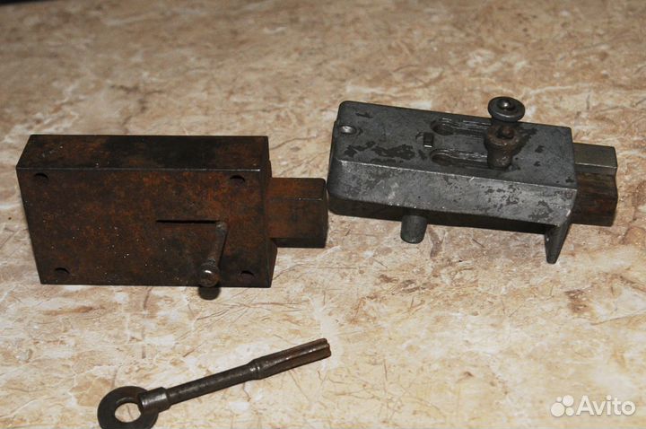 Замок ригельный