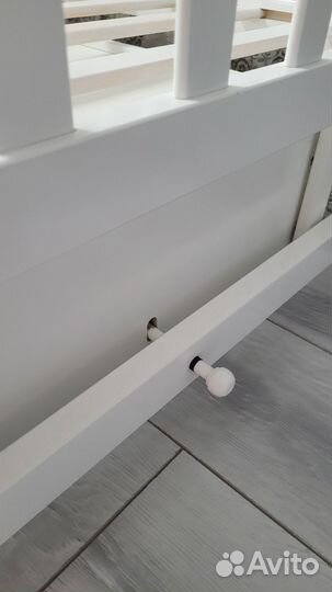 Детская кроватка с маятником и матрасом