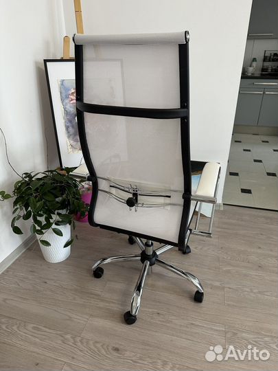 Белое компьютерное кресло