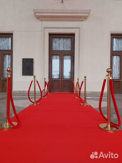 Дорожка красная, столбики золотые