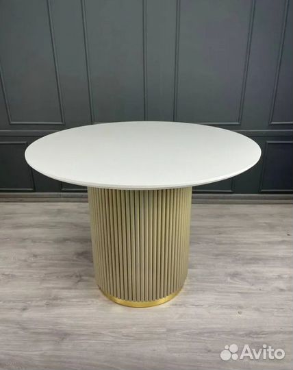 Стол круглый с рифлёной ножкой