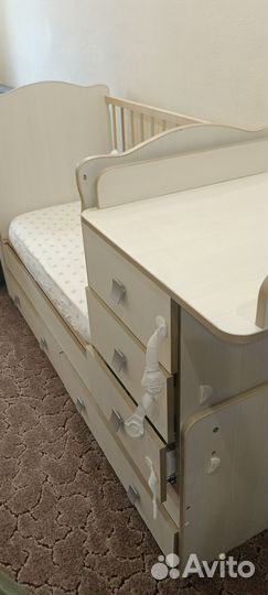 Детская кроватка с маятником и комодом