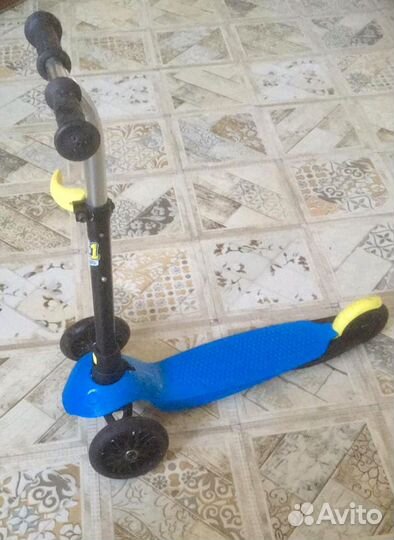 Самокат трехколесный