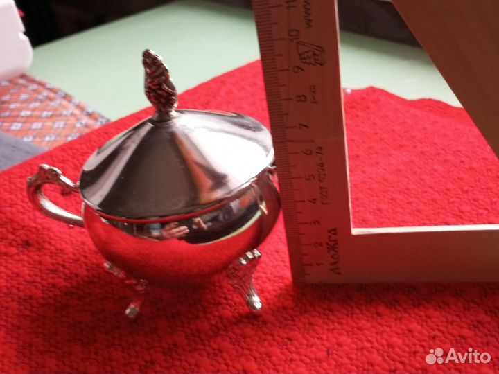 Вазочка с крышкой из металла