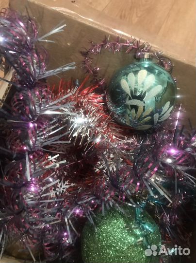 Елочные игрушки и гирлянды