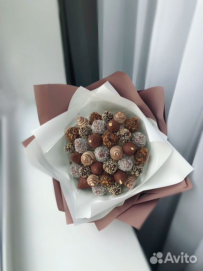 Съедобные букеты из клубники в шоколаде