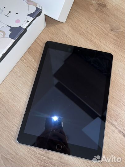 Планшет Apple iPad (2017)