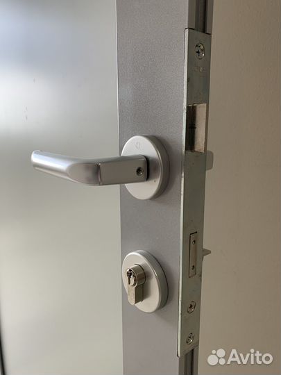 Дверь из алюмиевого профиля со стеклом