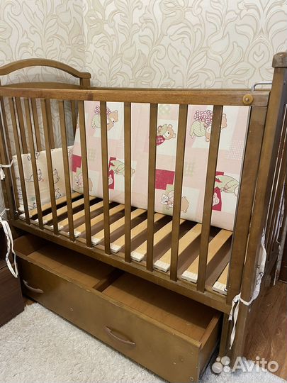 Детская кроватка с маятником
