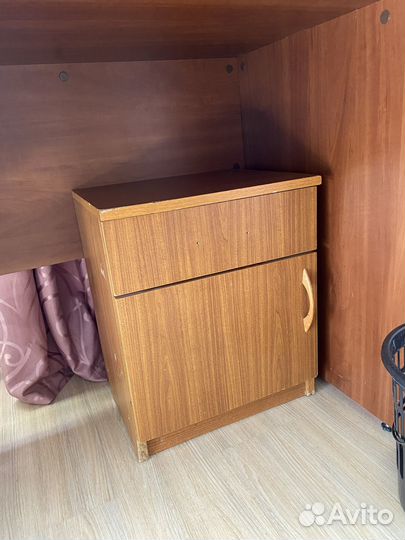 Продам тумбочку прикроватную бу