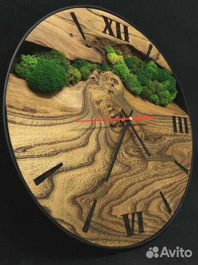 Часы из слэба со мхом