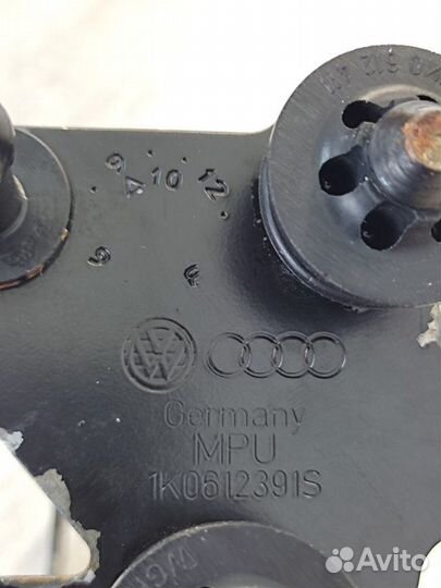 Кронштейн вакуумного насоса Skoda Octavia A5 1.6