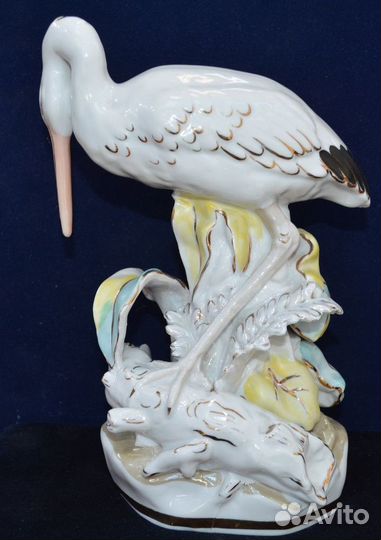 Фарфоровая статуэтка- цапля И лягушка. дулево