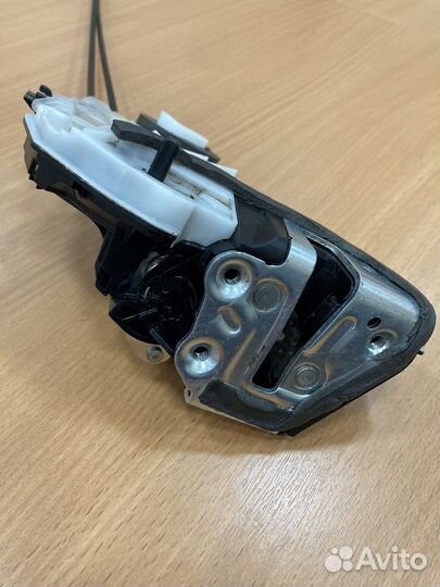 Замок задней правой двери Toyota corolla e180