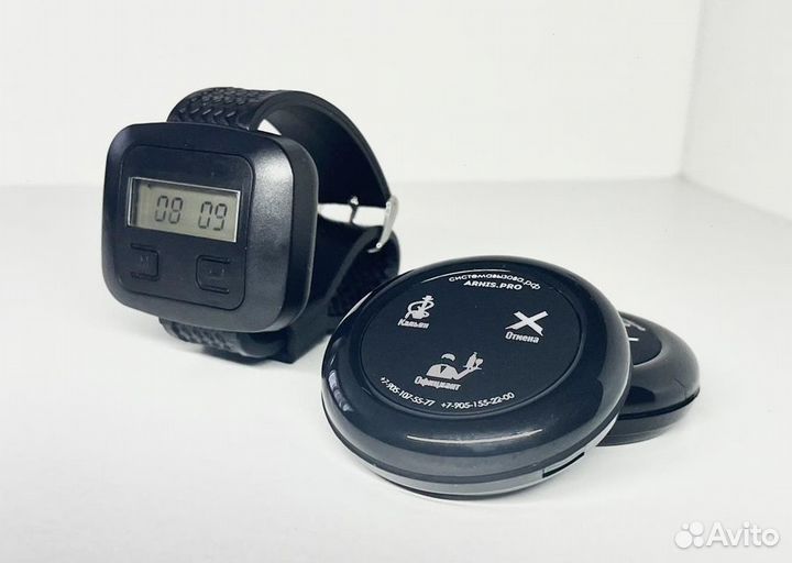 Часы и кнопки вызова официанта в ассортименте