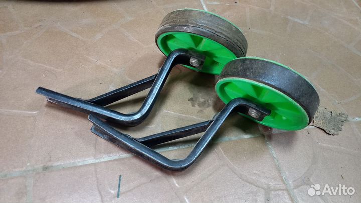 Дополнительные боковые колеса детского велосипеда