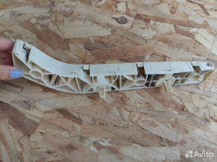 Крепление бампера заднее правое Nissan Tiida C11