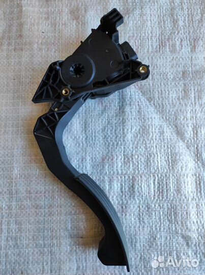 Педаль газа Renault Logan 2