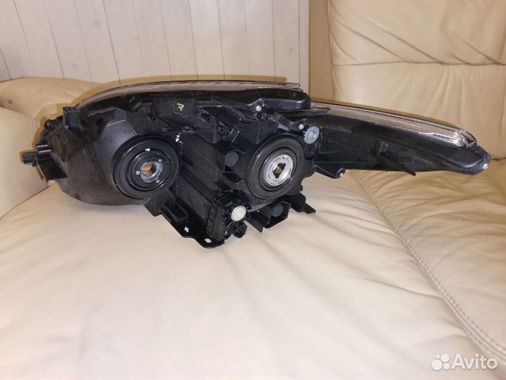 Фара передняя правая toyota prius 30
