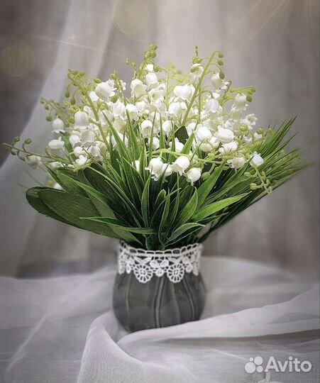 Композиция из искусственных цветов