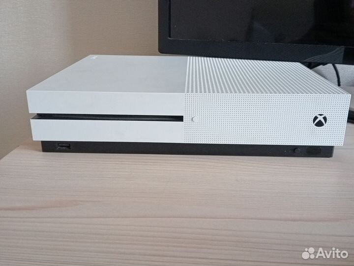 Xbox One s 1tb с дисководом двумя джойстиками