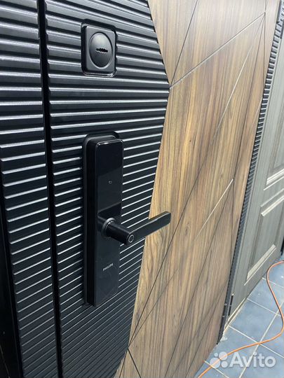 Дверь входная с биометрическим замком