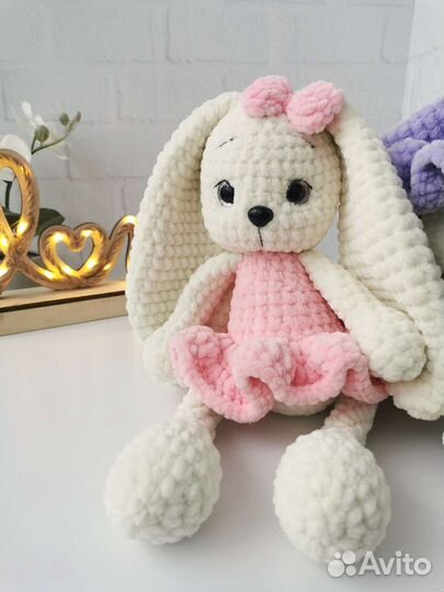 Игрушка зайка вязаная из плюшевой пряжи