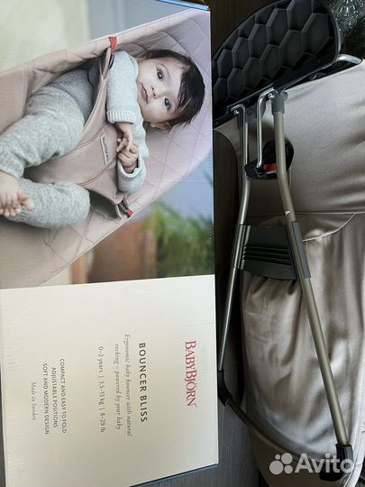 Шезлонг babybjorn с игрушкой